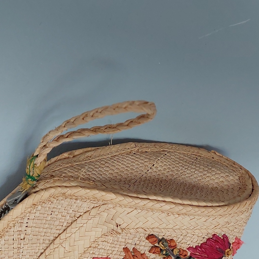 Vintage straw handbag with embroidered straw flowers - Picture 4 of 8